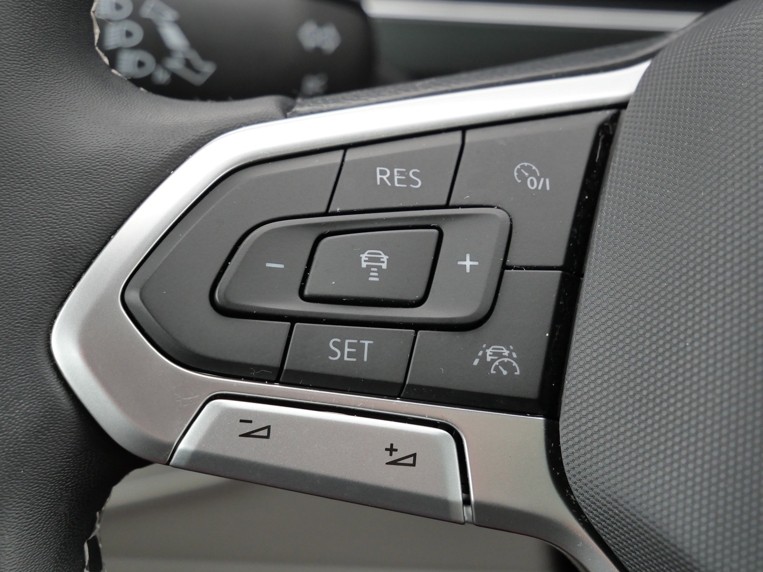 Certified 2023 Volkswagen Tiguan SE R-Line image 32