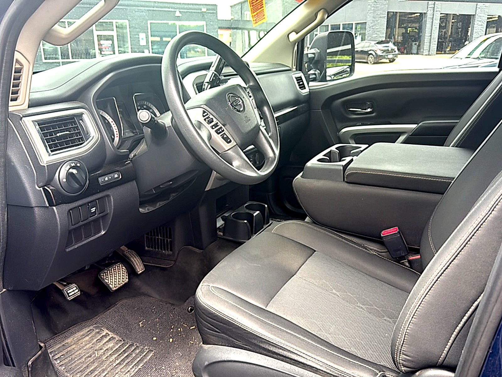 Used 2017 Nissan Titan SV w/ Heavy Duty GAWR Package AWD/4WD image 6