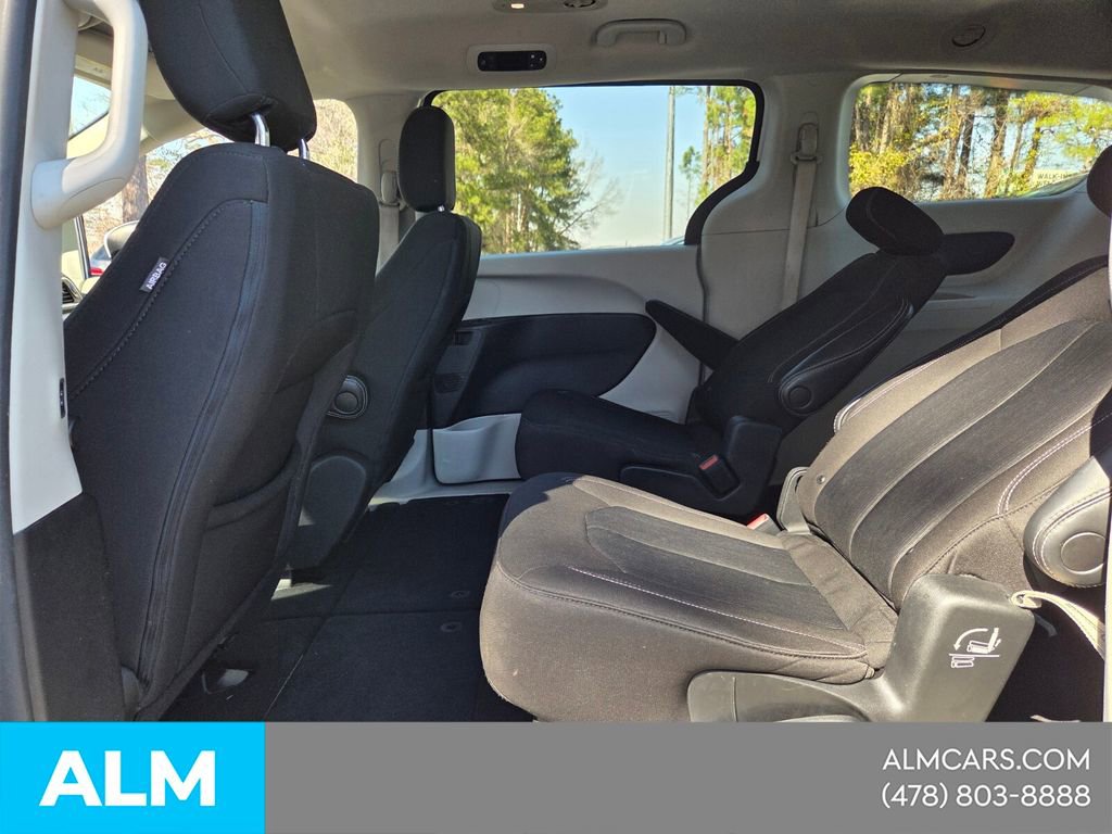 Used 2022 Chrysler Voyager LX FWD image 5