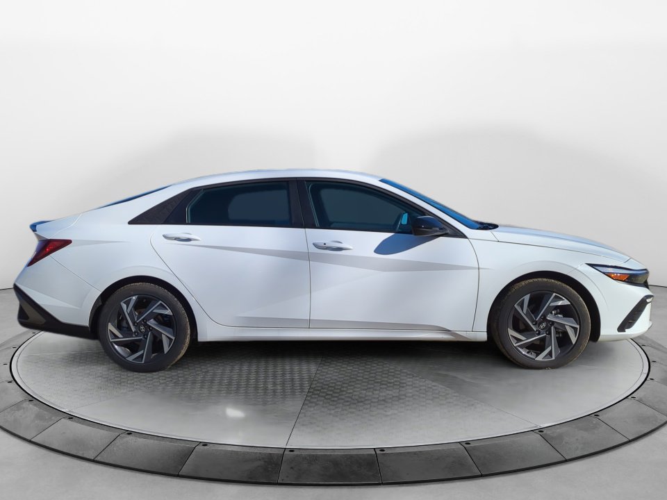 Certified 2025 Hyundai Elantra Sport image 8