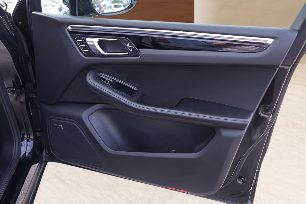 Used 2025 Porsche Macan image 29