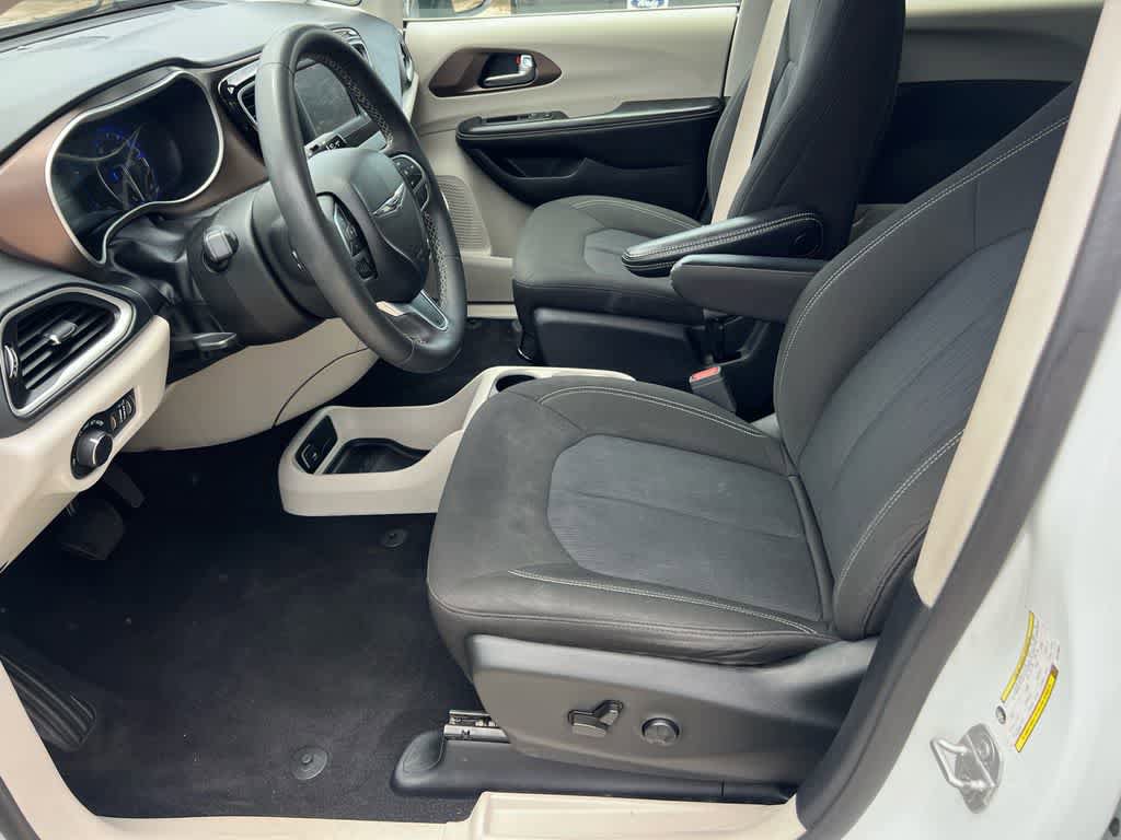 Used 2022 Chrysler Voyager LX FWD image 9