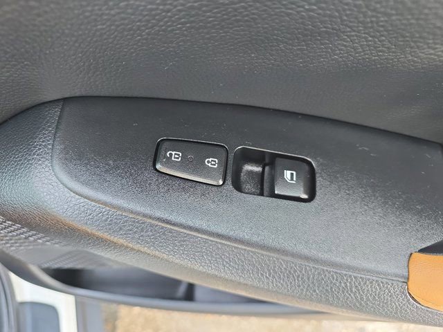 Used 2025 Kia Seltos EX w/ EX Sunroof Package image 19