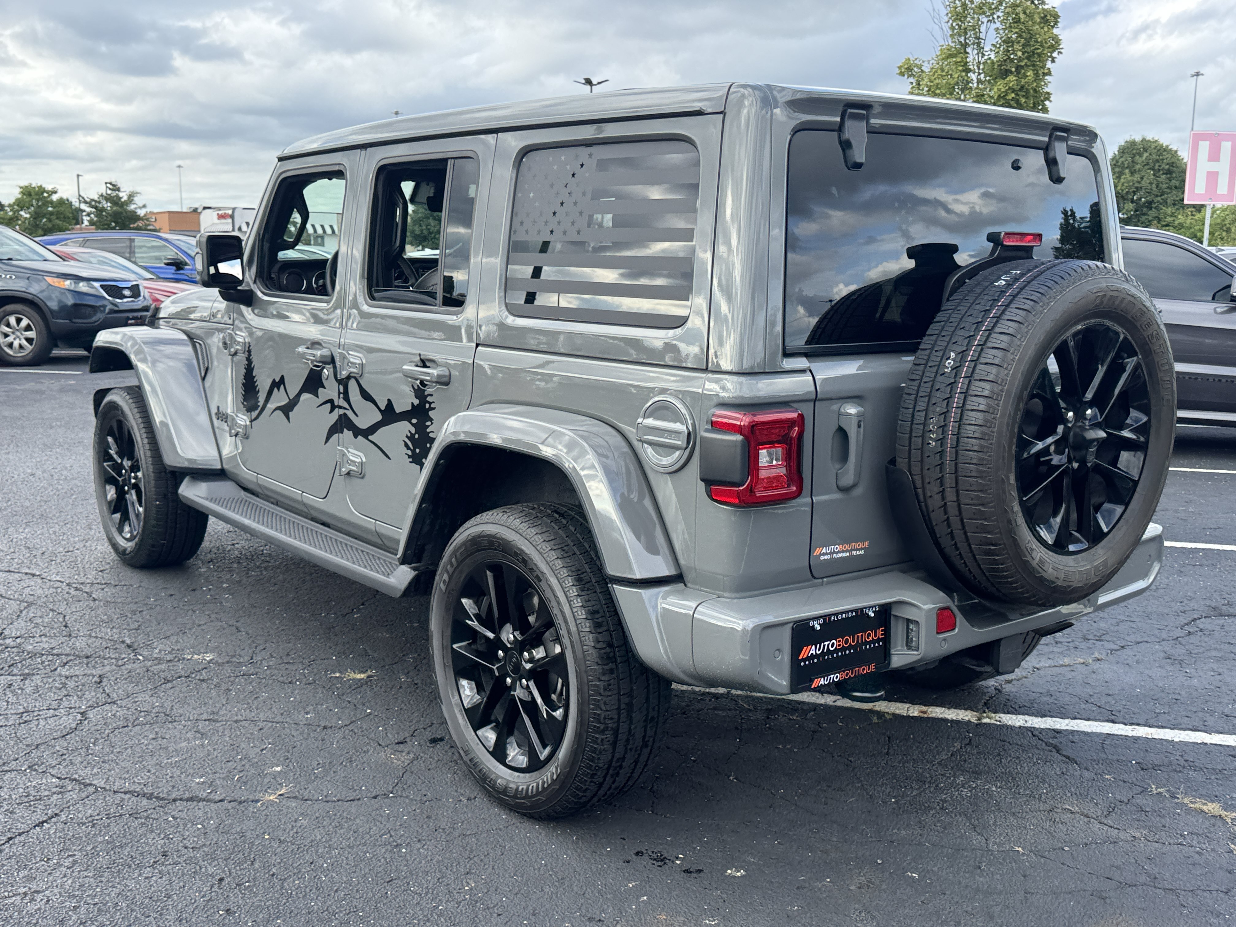 Used 2023 Jeep Wrangler Unlimited Sahara AWD/4WD image 10