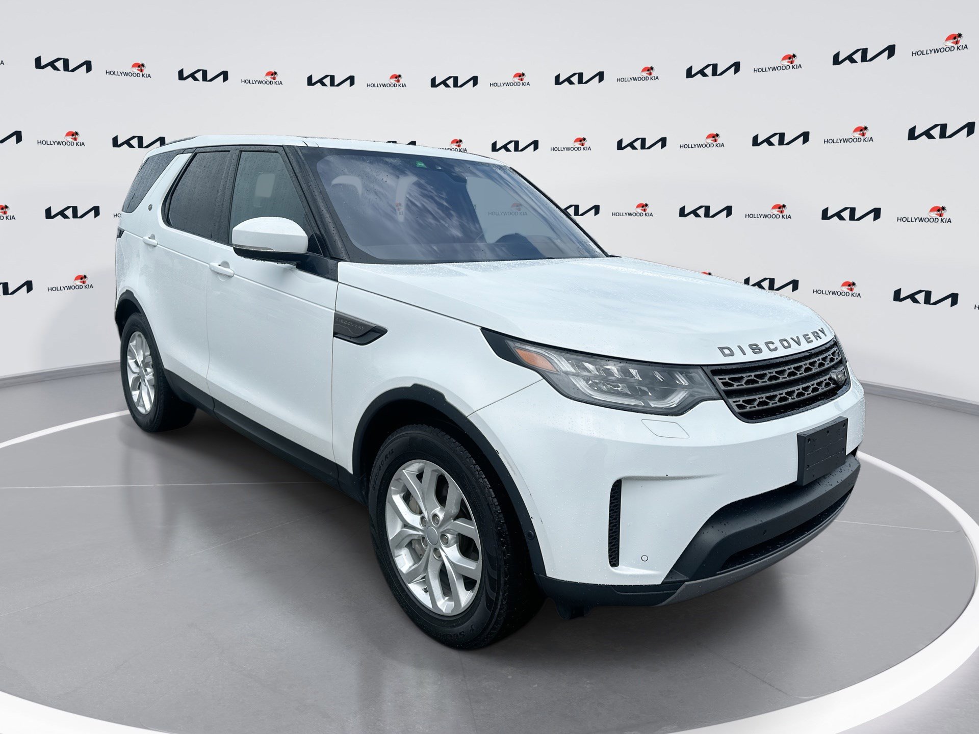 Used 2020 Land Rover Discovery SE image 1