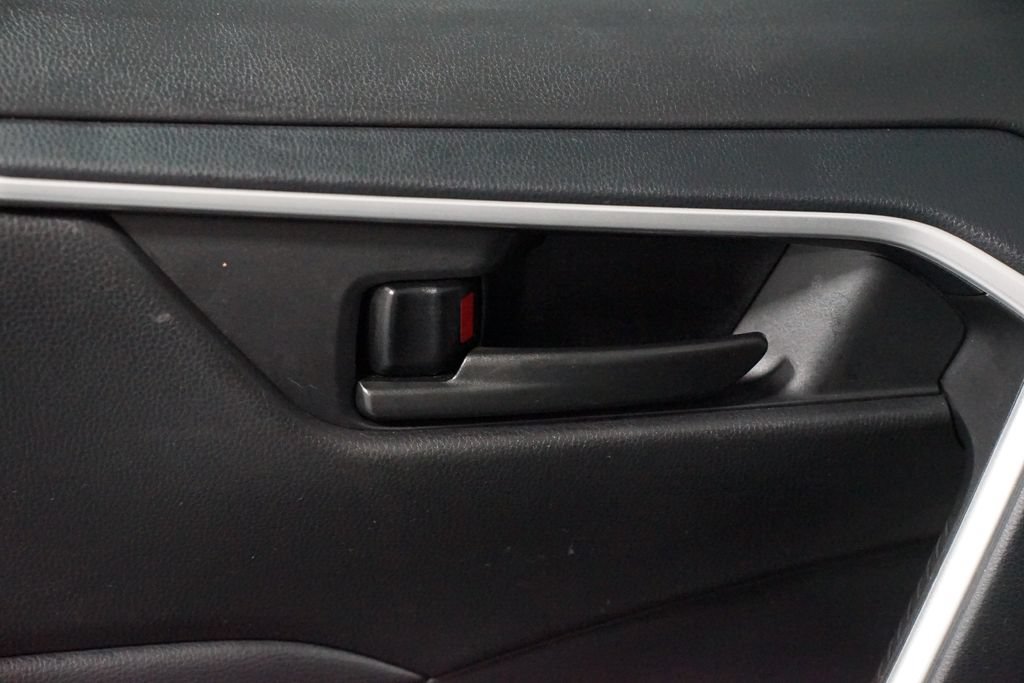 Certified 2025 Toyota RAV4 LE FWD image 31