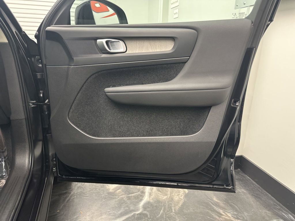 Used 2023 Volvo XC40 B5 Core image 10