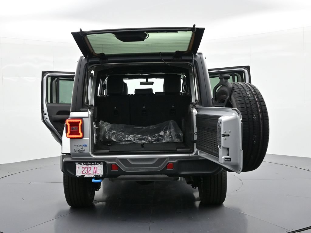 Used 2022 Jeep Wrangler Unlimited Sahara w/ Cold Weather Group AWD/4WD image 33