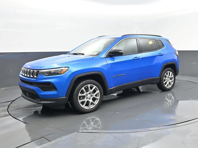 Used 2024 Jeep Compass Latitude w/ Sun and Sound Group AWD/4WD image 2