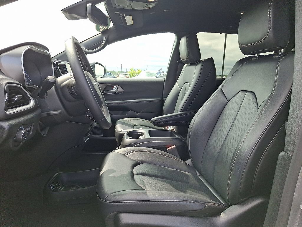 Used 2025 Chrysler Pacifica Select FWD image 14