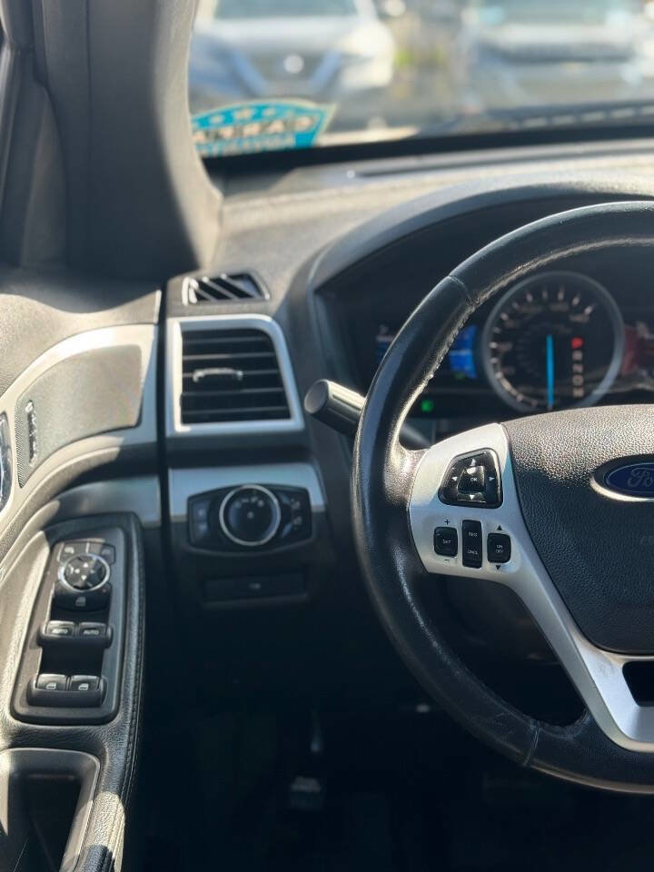 Used 2014 Ford Explorer XLT w/ Equipment Group 201A AWD/4WD image 14