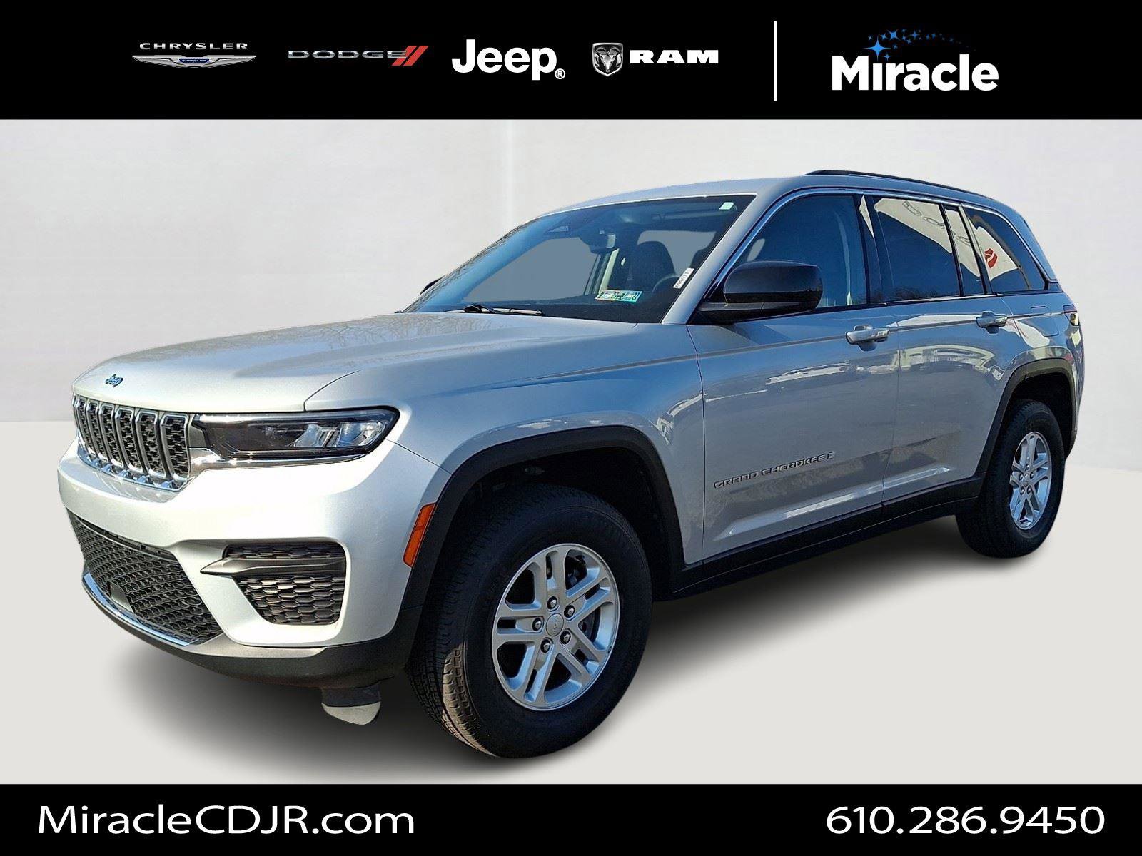 Used 2023 Jeep Grand Cherokee Laredo image 3