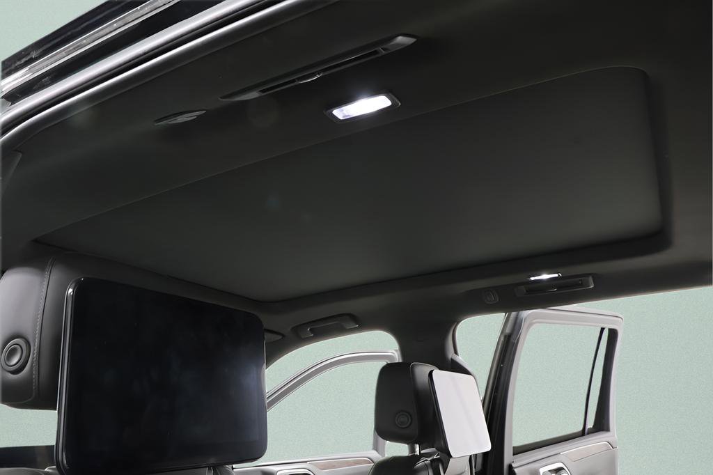Used 2021 Chevrolet Suburban Z71 w/ Luxury Package image 9