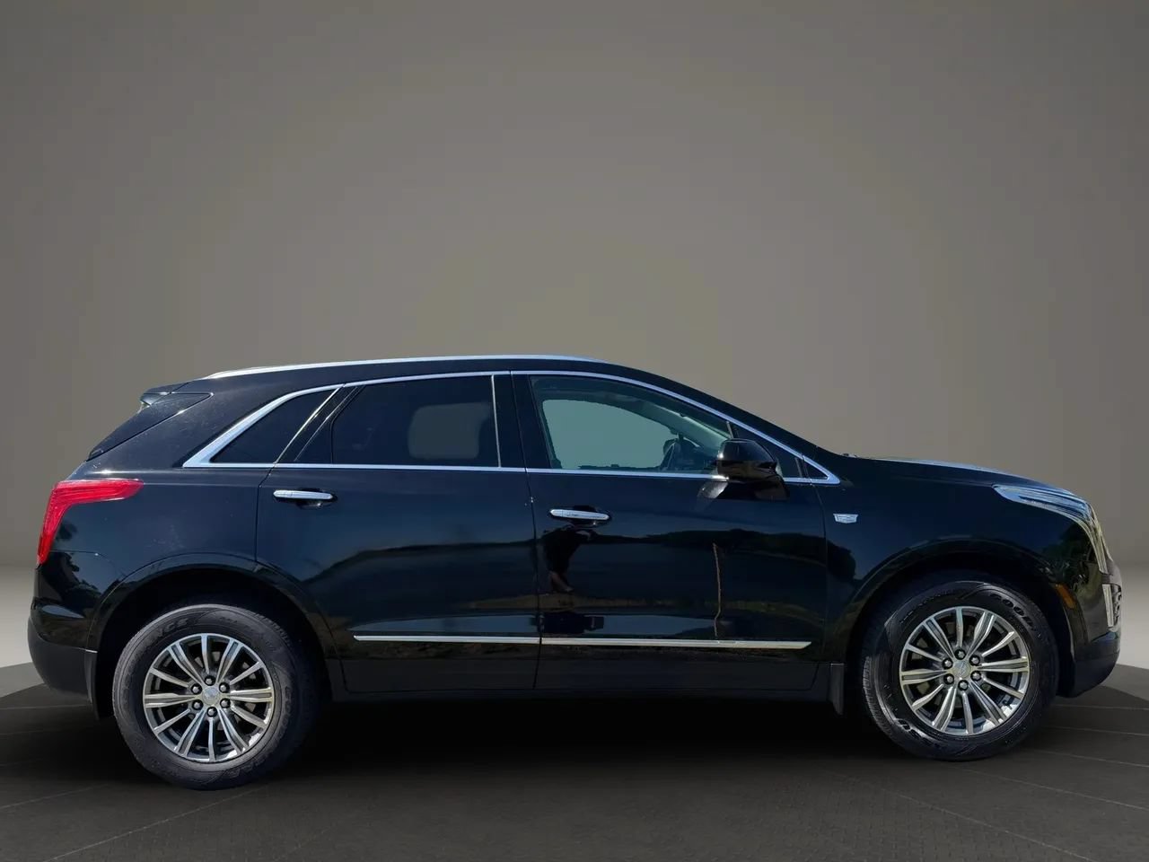 Used 2017 Cadillac XT5 Luxury w/ Driver Awareness Package AWD/4WD image 5