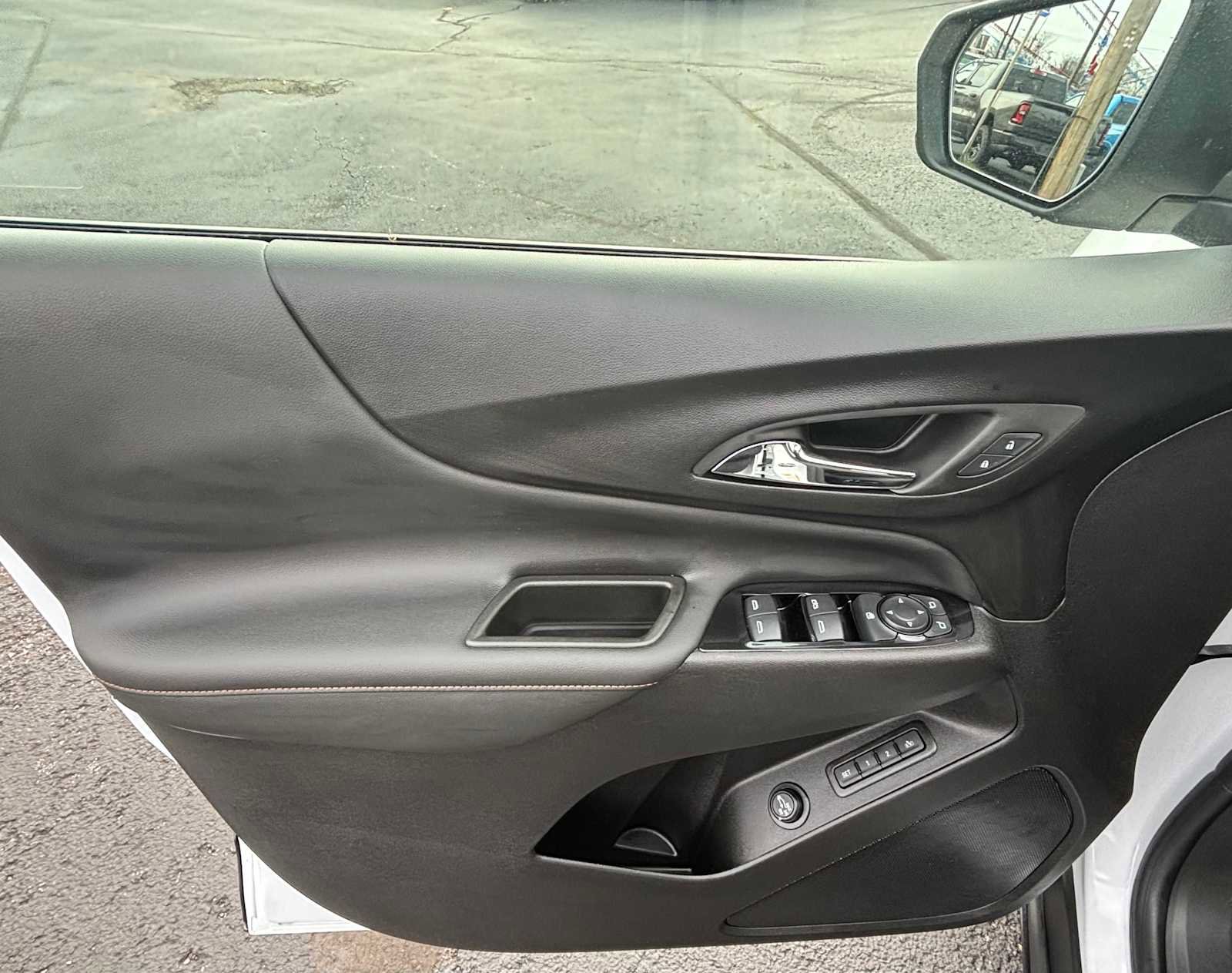 Used 2024 Chevrolet Equinox Premier image 19