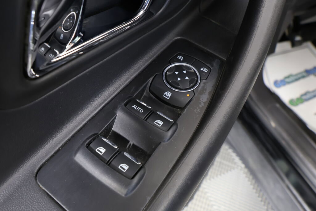 Used 2015 Ford Taurus SEL image 31