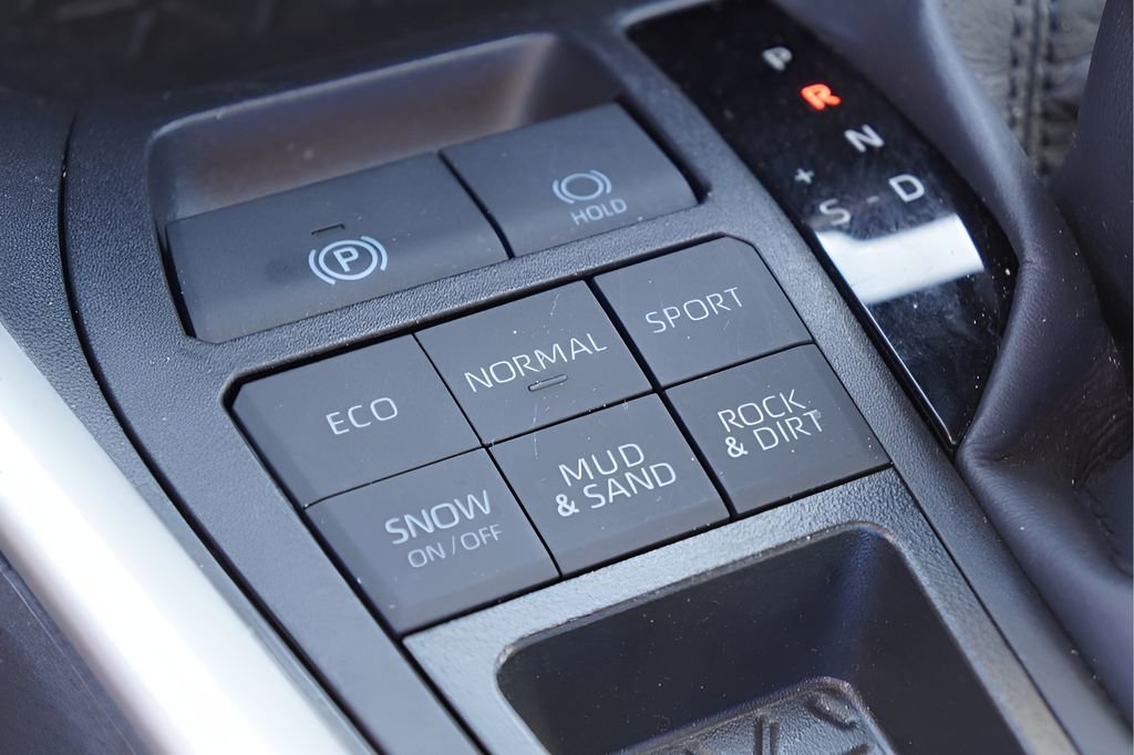 Used 2025 Toyota RAV4 LE AWD/4WD image 30