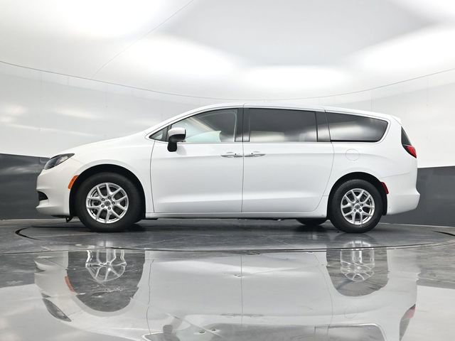 Used 2023 Chrysler Voyager LX image 49