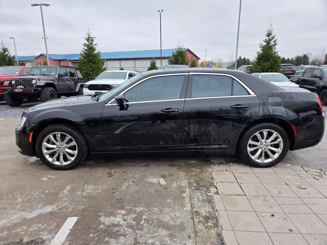 Used 2016 Chrysler 300 Limited w/ Driver Convenience Group image 10