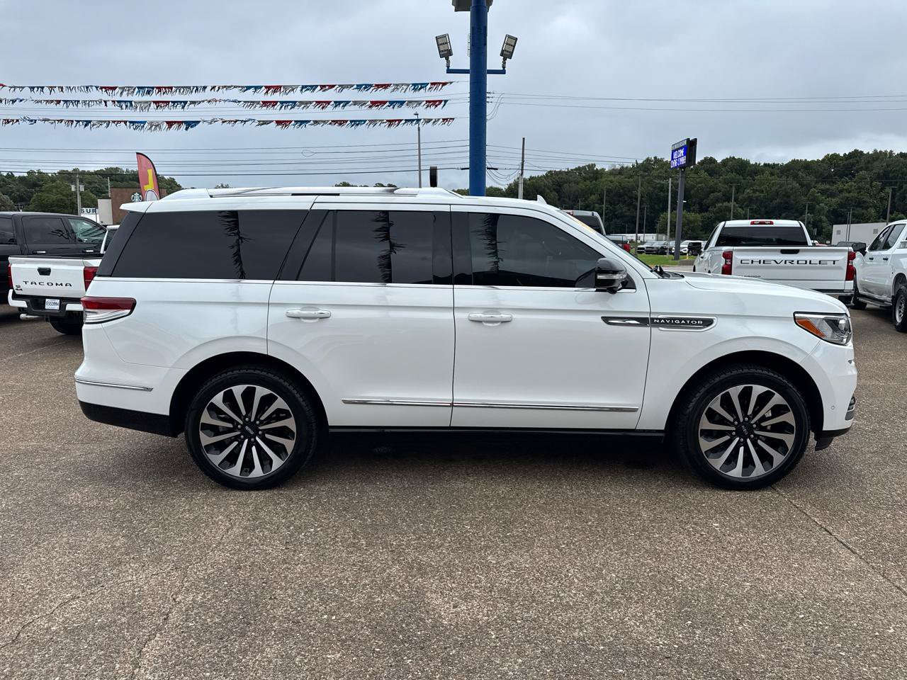 Used 2023 Lincoln Navigator Reserve AWD/4WD image 6