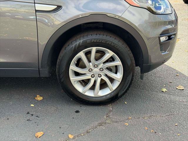 Used 2017 Land Rover Discovery Sport HSE AWD/4WD image 9