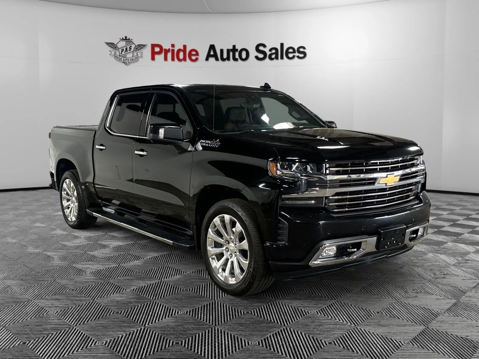 Used 2019 Chevrolet Silverado 1500 High Country w/ Technology Package AWD/4WD image 4