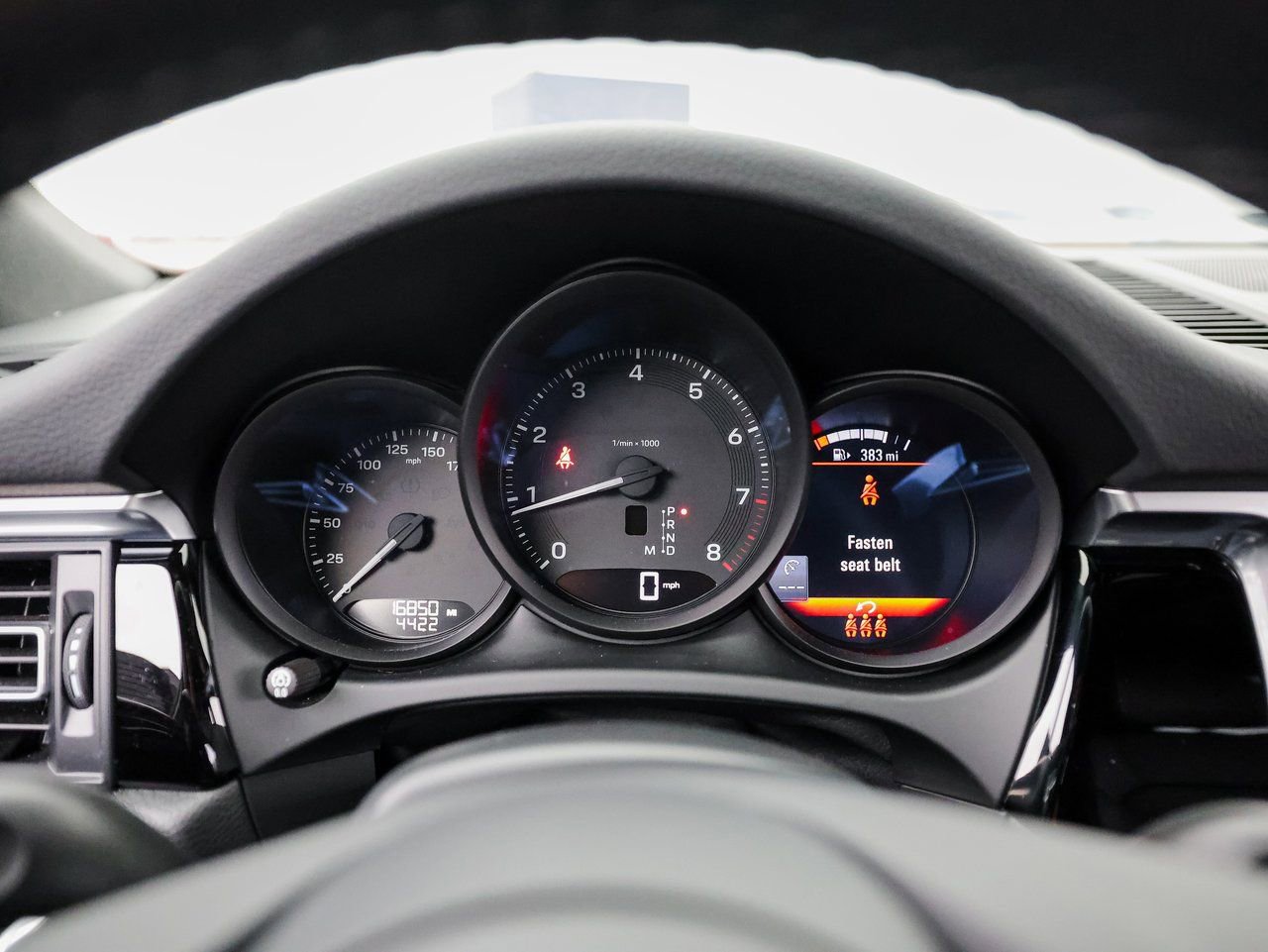 Certified 2022 Porsche Macan image 15