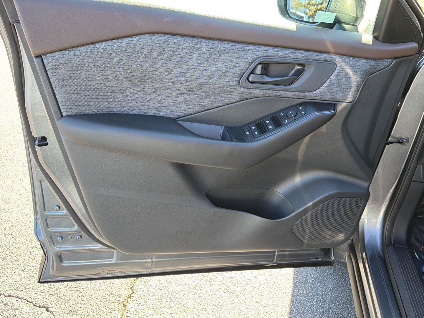 Used 2023 Nissan Rogue S AWD/4WD image 15