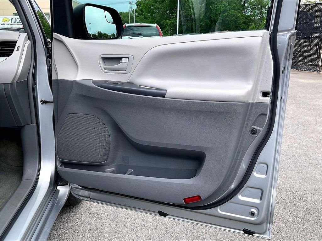 Used 2017 Toyota Sienna L FWD image 12