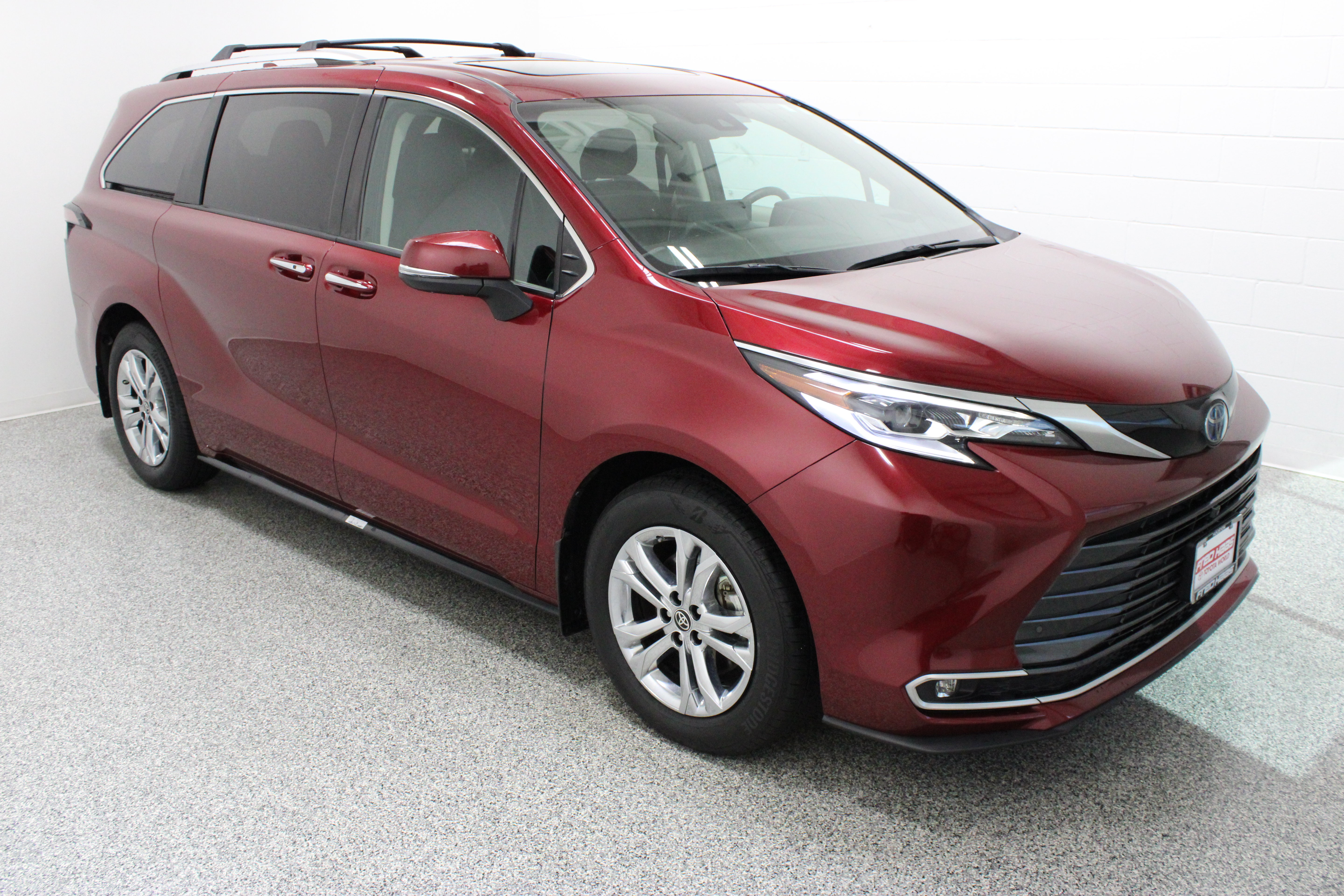 Used 2024 Toyota Sienna Platinum AWD/4WD image 4