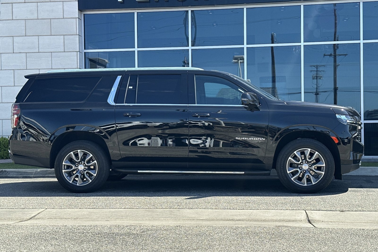 Used 2024 Chevrolet Suburban LT w/ LT Signature Plus Package RWD image 3