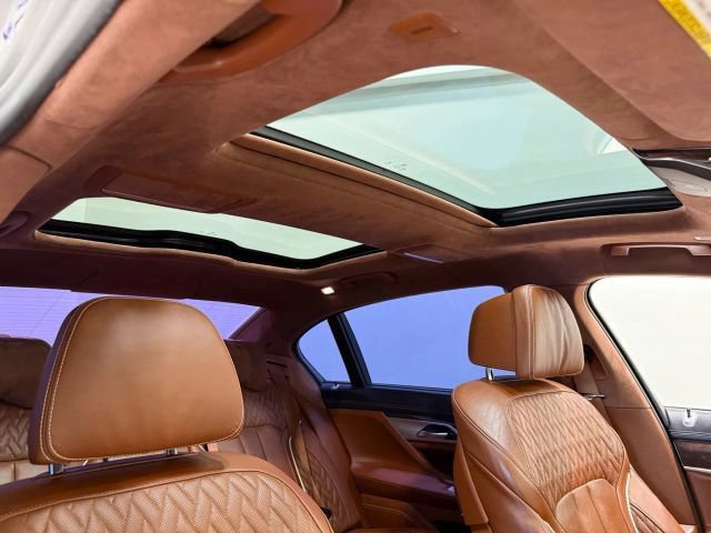 Used 2018 BMW 750i xDrive image 31