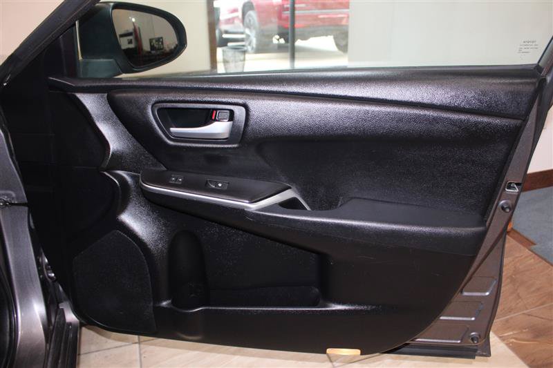 Used 2016 Toyota Camry SE FWD image 29