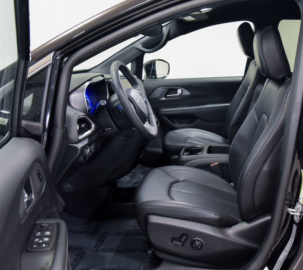 Used 2025 Chrysler Pacifica Select FWD image 2