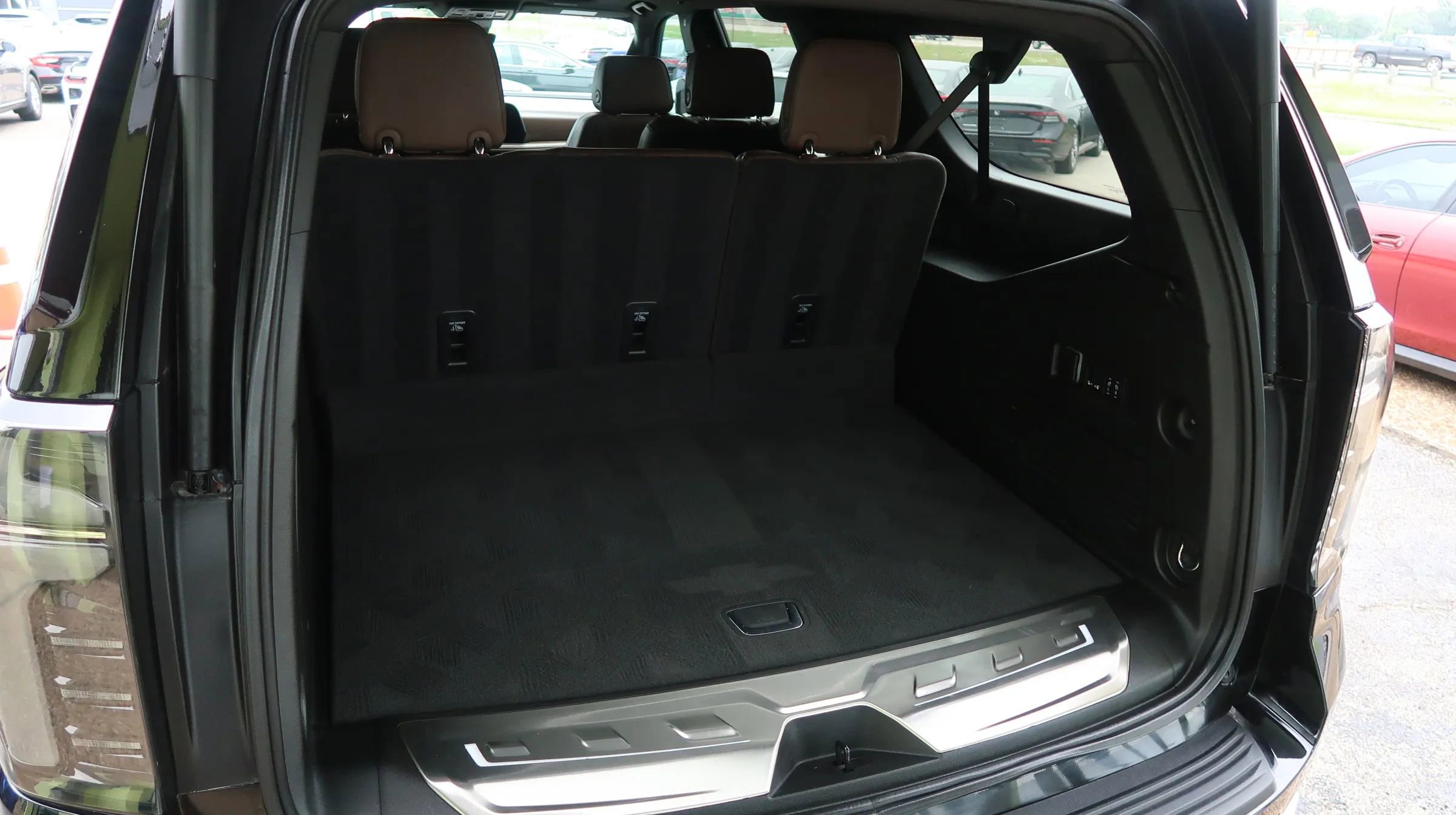 Used 2025 Chevrolet Suburban High Country RWD image 15
