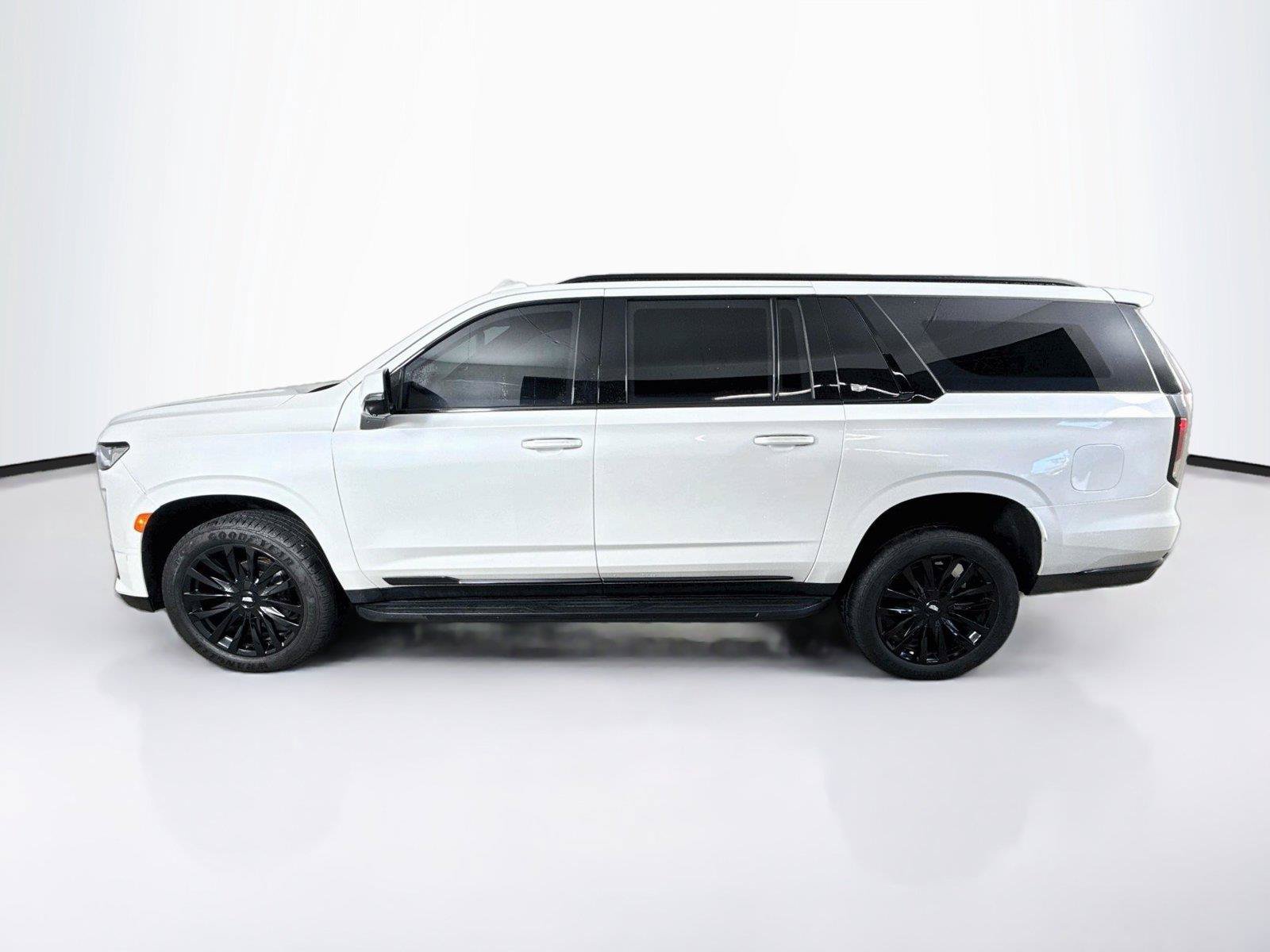 Used 2022 Cadillac Escalade ESV Luxury AWD/4WD image 2
