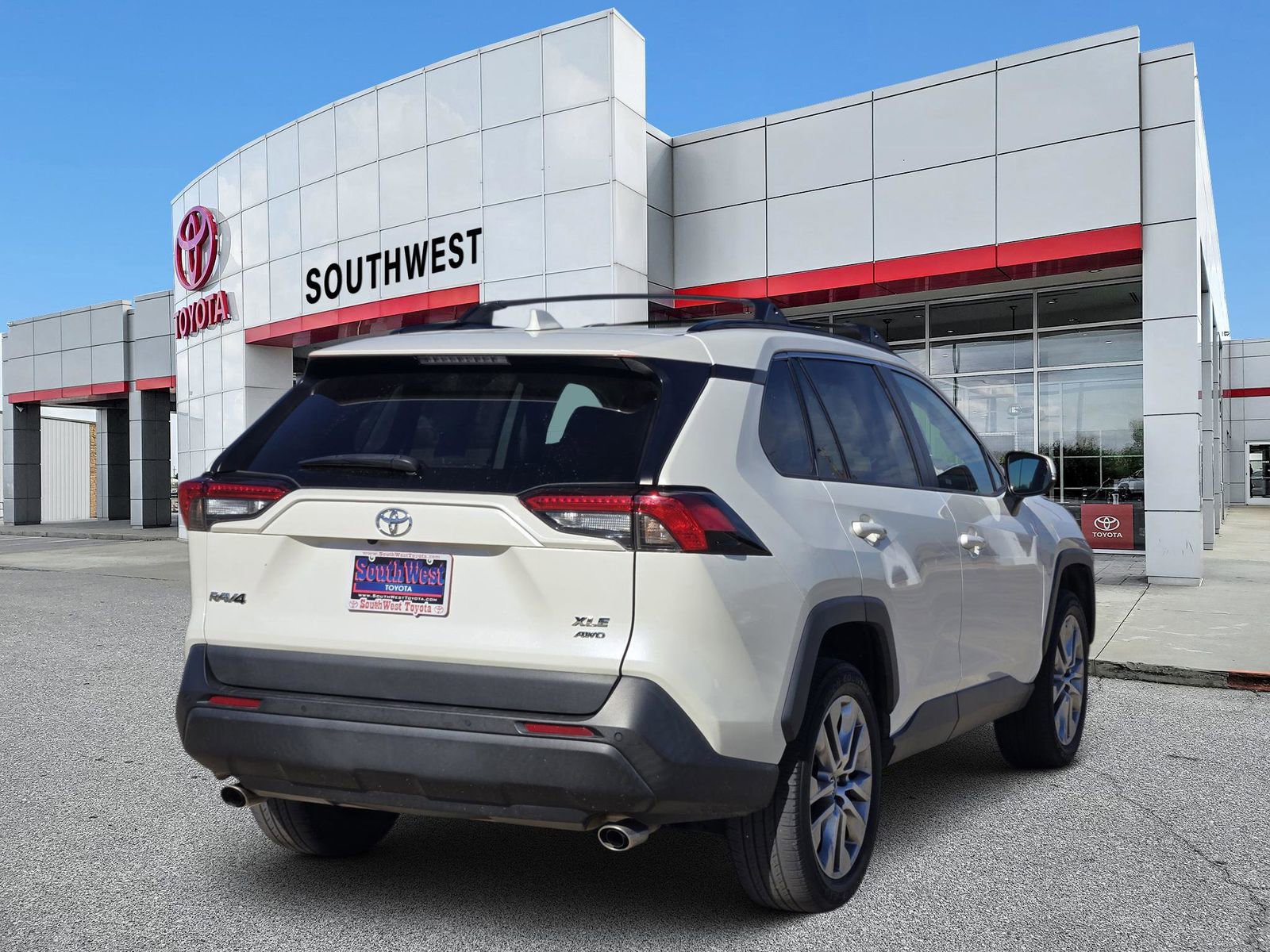 Used 2022 Toyota RAV4 XLE Premium image 5