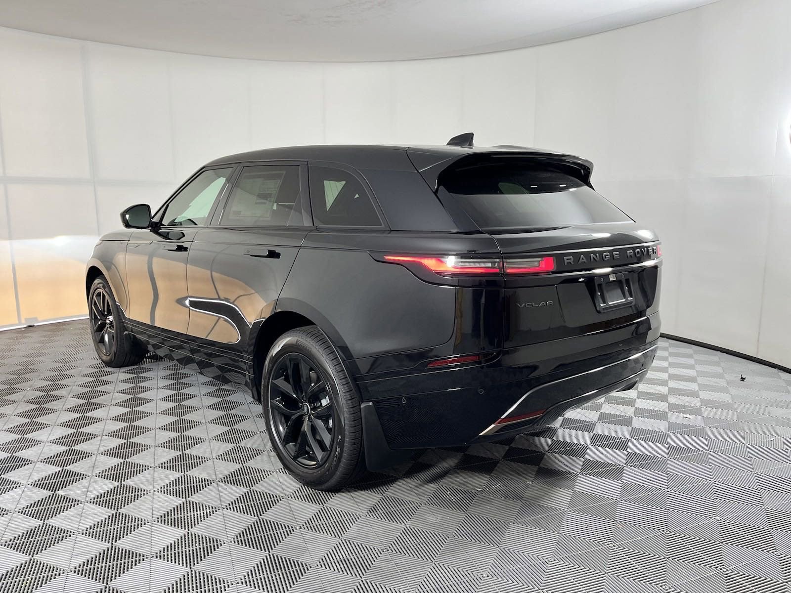 Used 2025 Land Rover Range Rover Velar Dynamic SE image 3