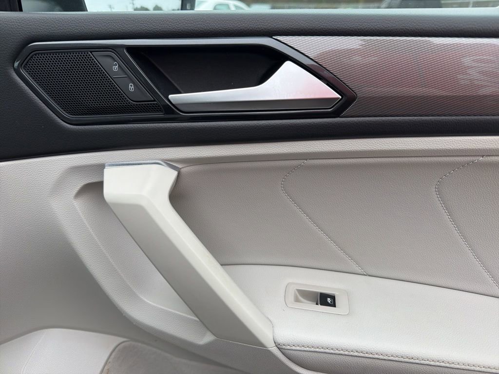 Used 2023 Volkswagen Tiguan SE w/ Panoramic Sunroof Package image 33