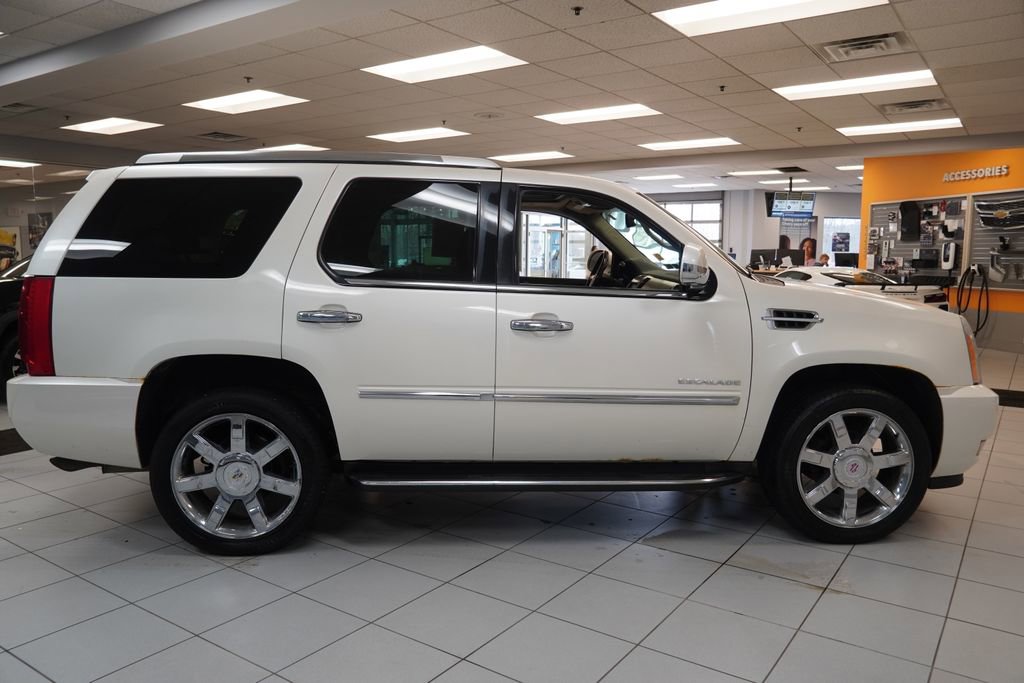 Used 2011 Cadillac Escalade Luxury image 14