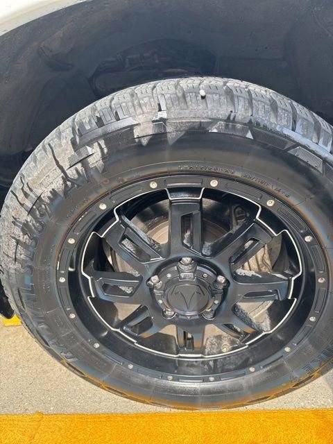 Used 2015 Toyota Tundra SR5 w/ SR5 Upgrade Package image 24