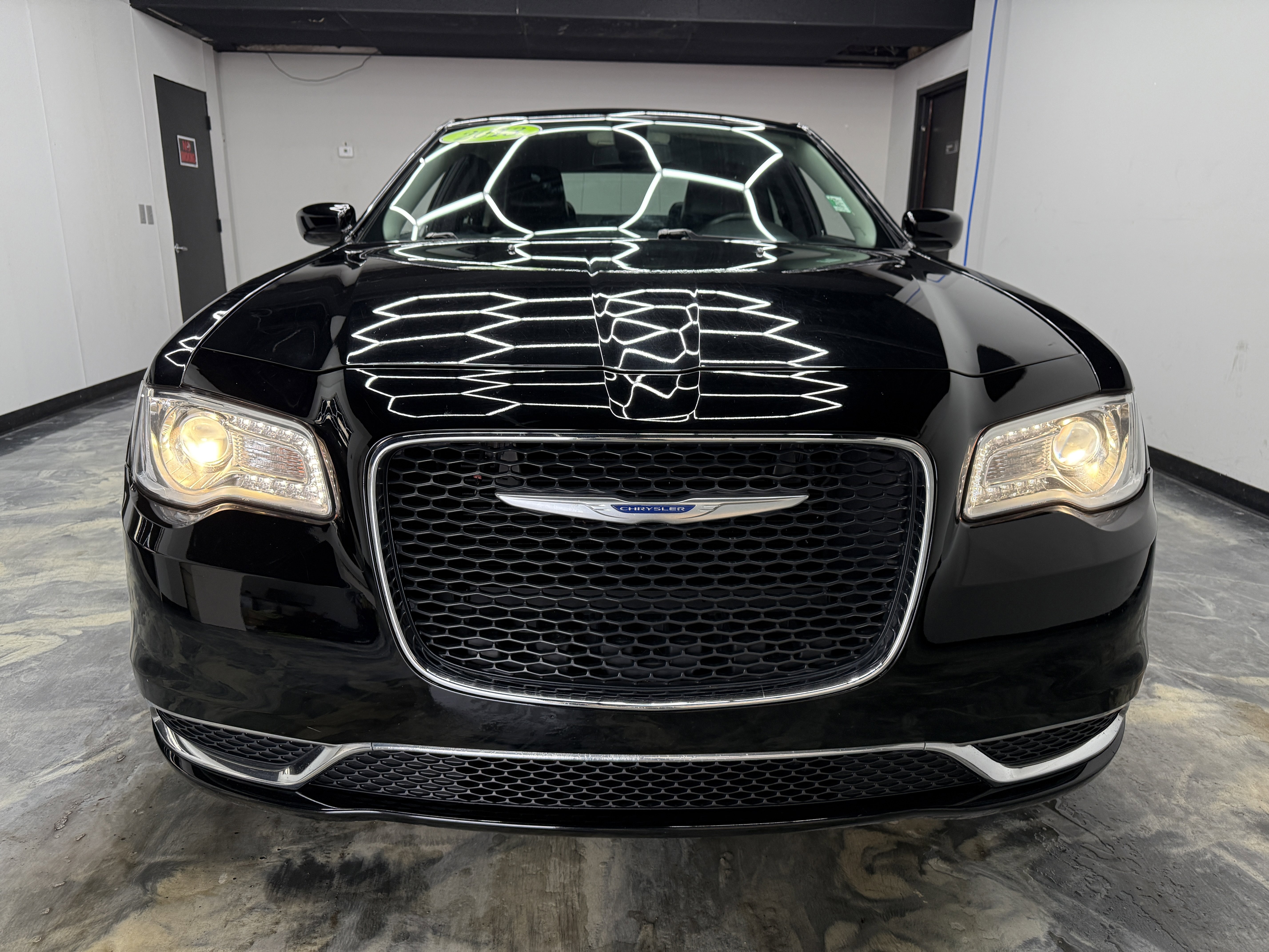 Used 2019 Chrysler 300 Touring L w/ Quick Order Package 22F image 7