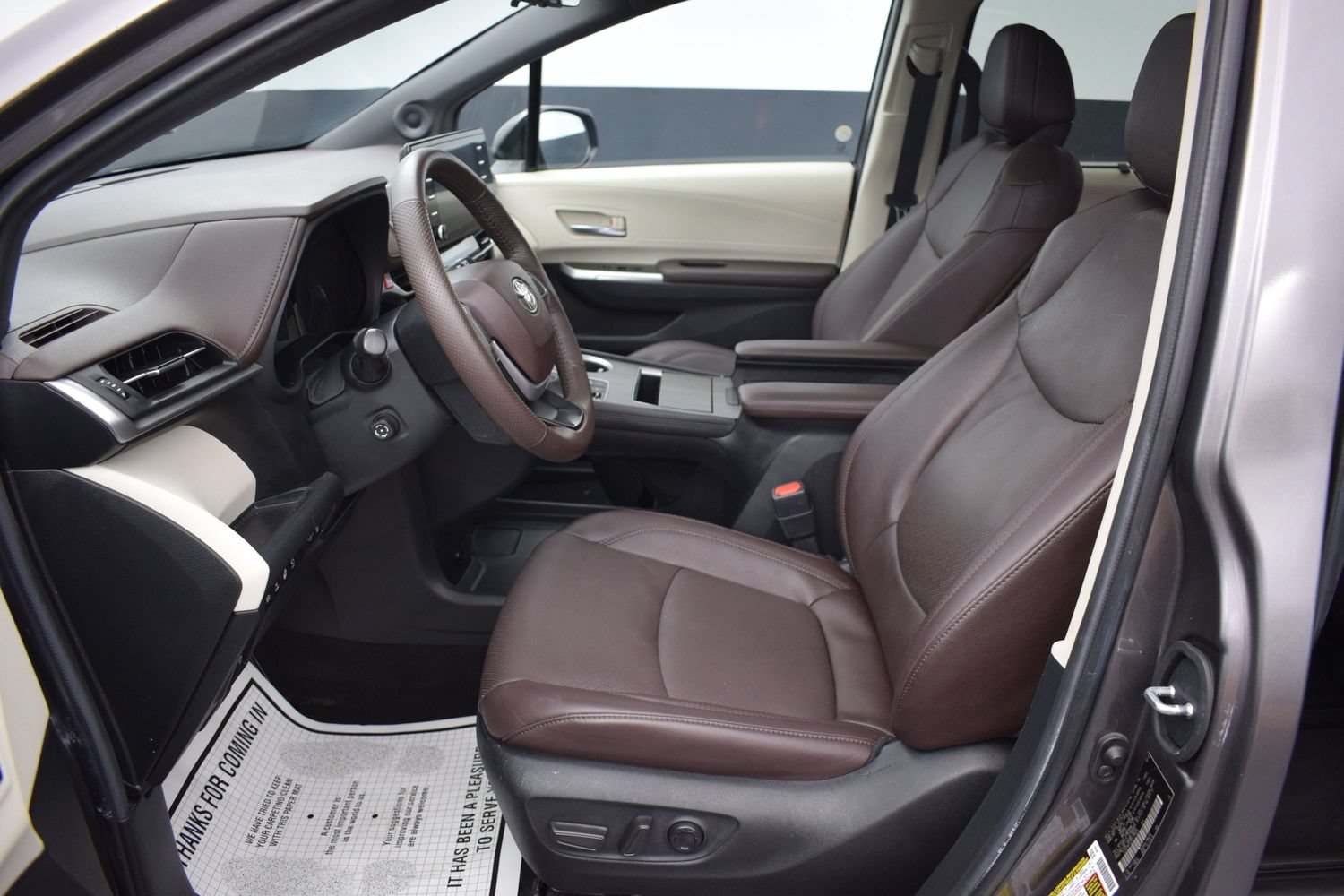 Used 2024 Toyota Sienna Platinum AWD/4WD image 18