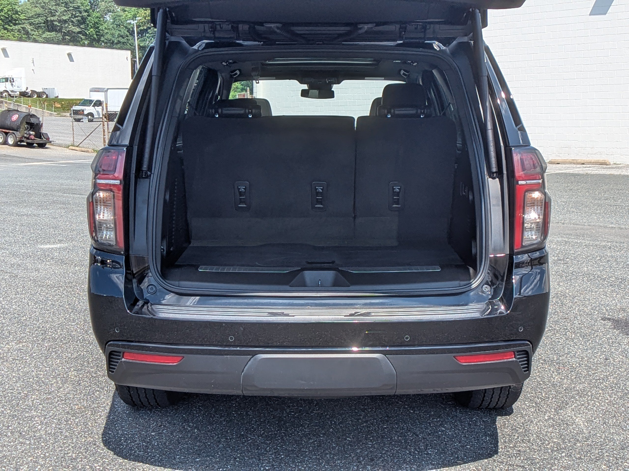 Certified 2023 Chevrolet Tahoe Z71 w/ Luxury Package AWD/4WD image 8