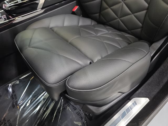 Used 2025 BMW 740i xDrive AWD/4WD image 25