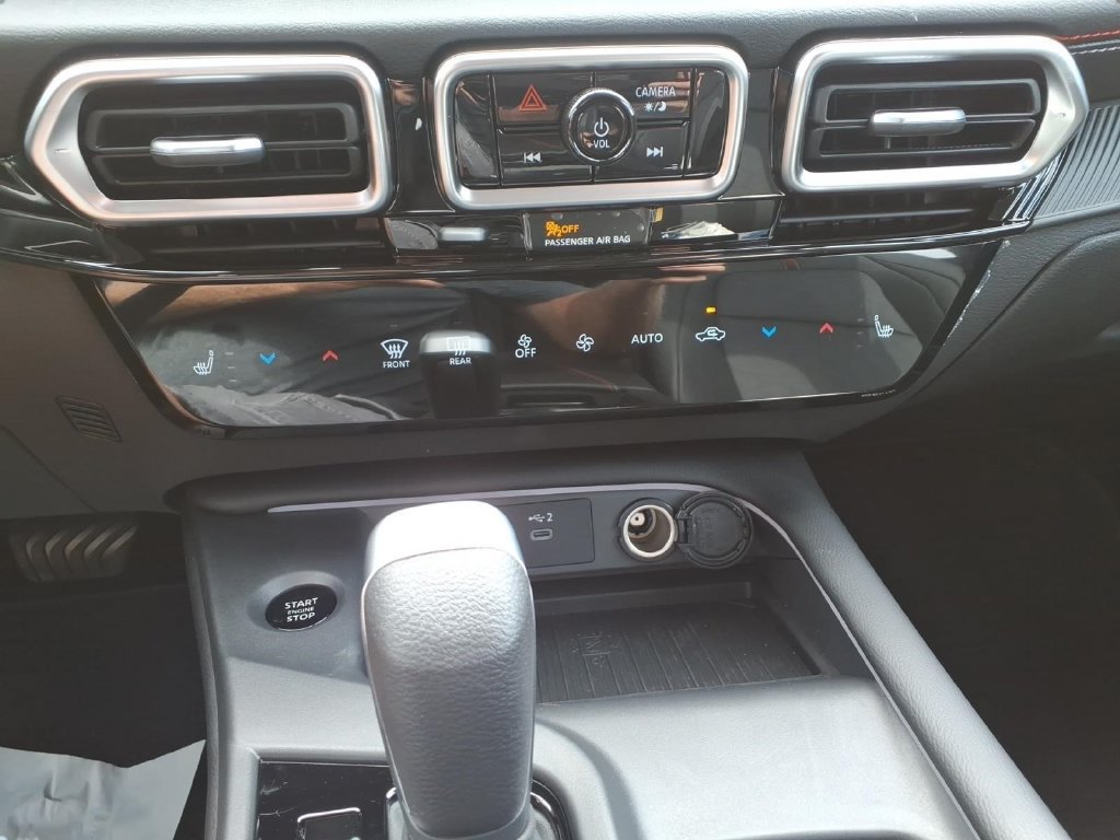 New 2026 Nissan Sentra SR w/ SR Premium Package FWD image 20