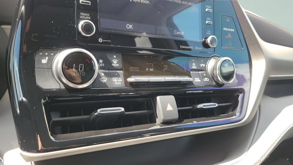 Used 2022 Toyota Highlander XLE FWD image 21