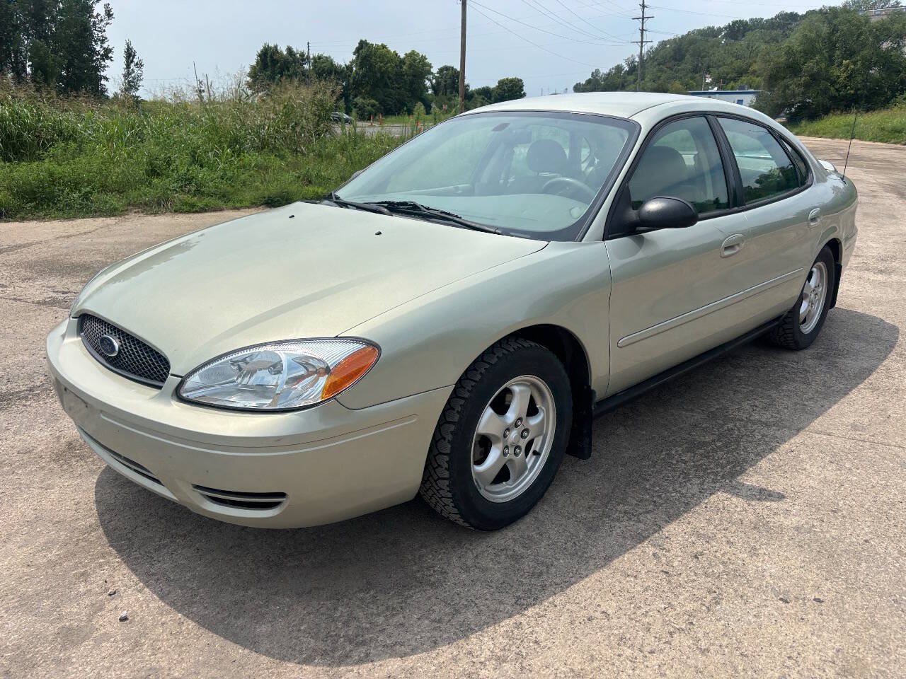 Used 2005 Ford Taurus SE FWD image 2