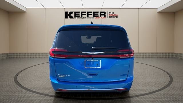 New 2026 Chrysler Pacifica Select image 4