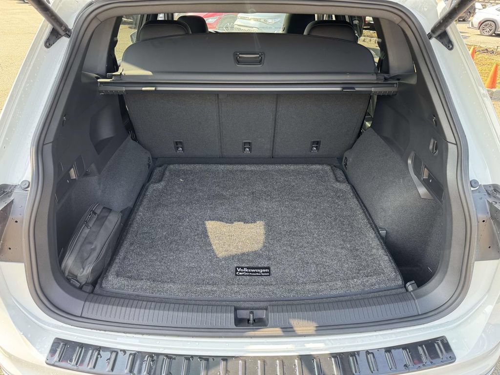 Used 2023 Volkswagen Tiguan SEL R-Line AWD/4WD image 11